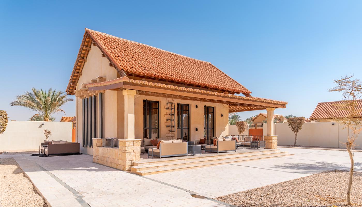 مجلس خارجي بسقف قرميد في الرياض